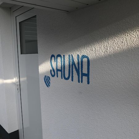 Eine Sehr Gemuetliche Dachgeschoss Ferienwohnung Ihlow  Esterno foto