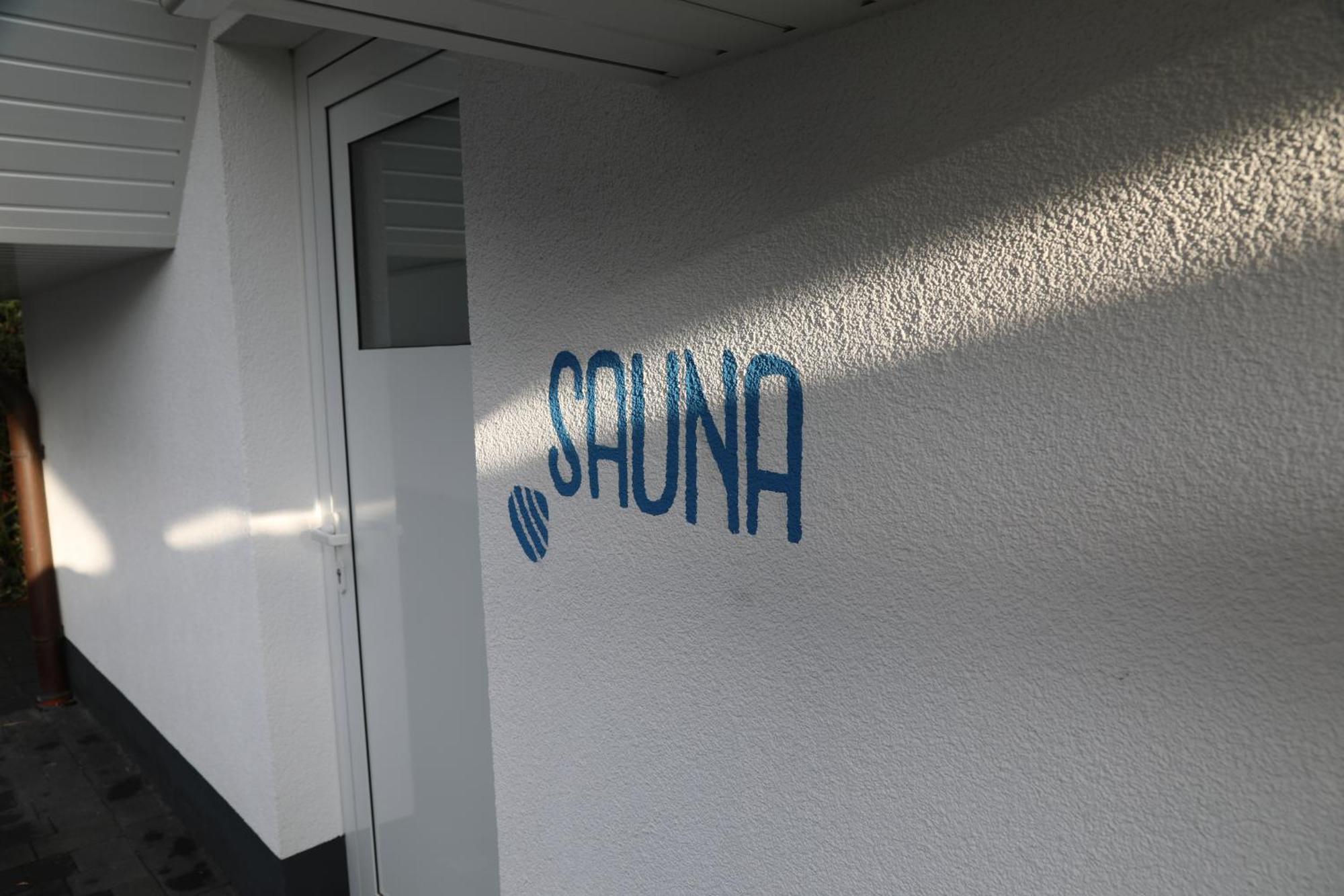 Eine Sehr Gemuetliche Dachgeschoss Ferienwohnung Ihlow  Esterno foto