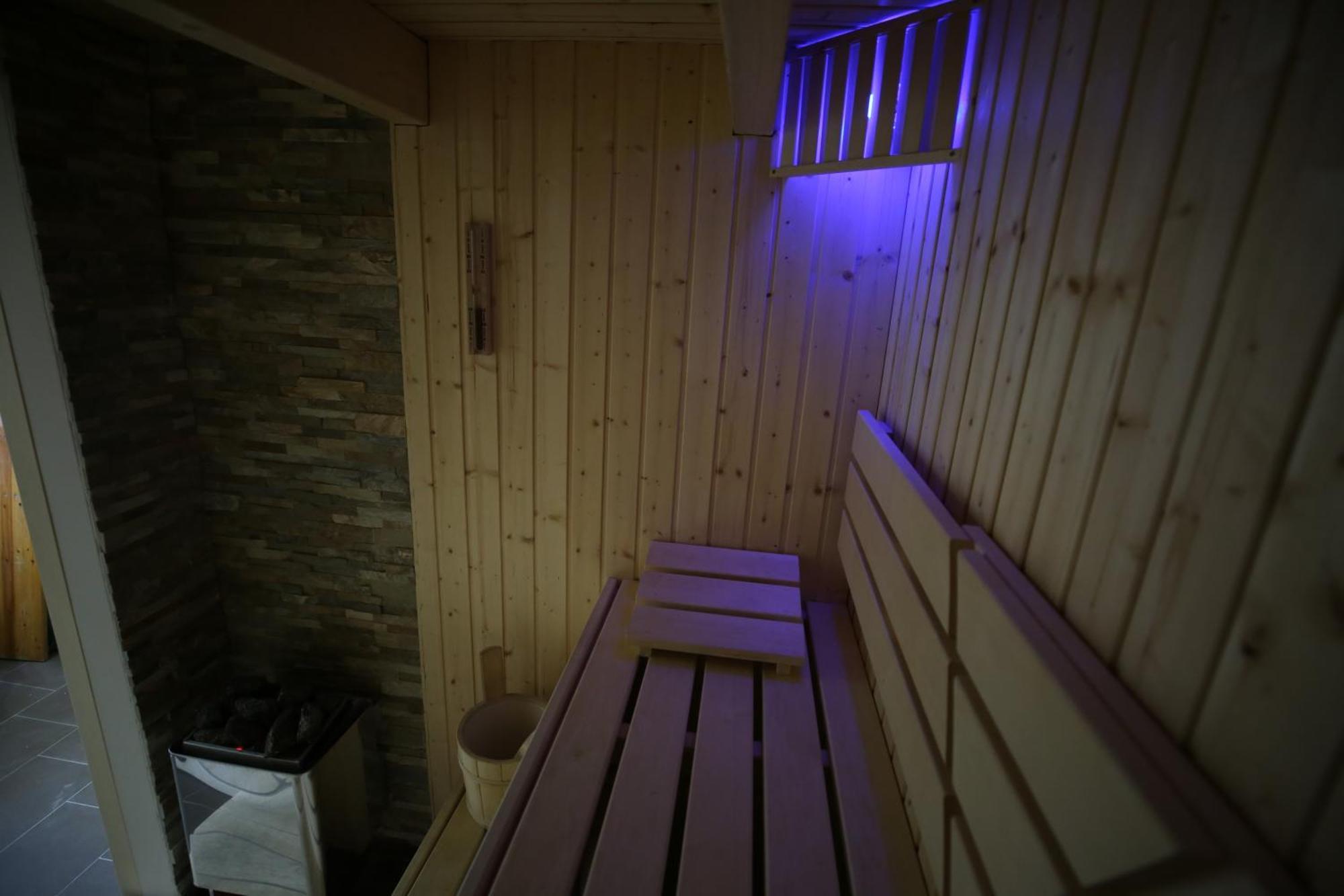 Eine Sehr Gemuetliche Dachgeschoss Ferienwohnung Ihlow  Esterno foto
